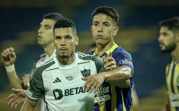 Jogador Paulinho em partida com o Rosario Central