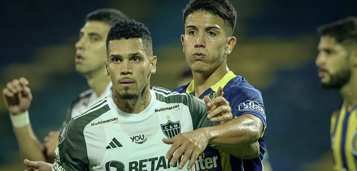 Jogador Paulinho em partida com o Rosario Central