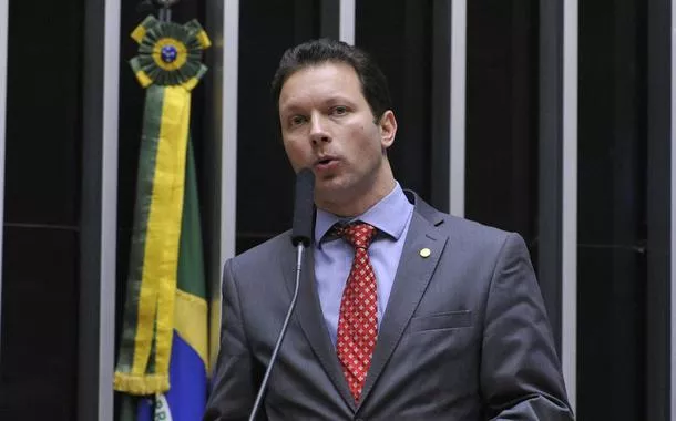 Ex-prefeito tucano de Porto Alegre dizia que pilotaria trator que derrubaria o 'Muro da Mauá'