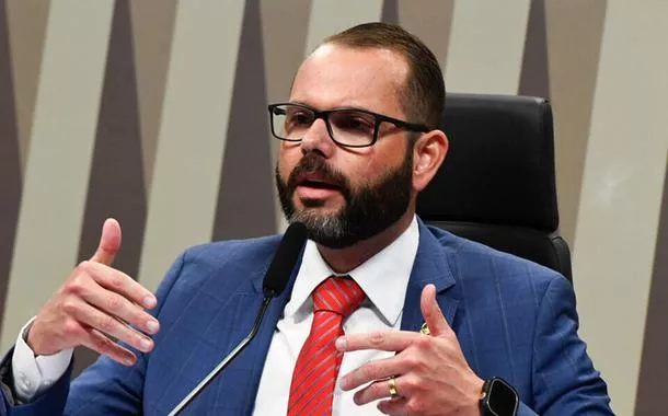 Senador bolsonarista defende PMs que jogaram homem de ponte em SP: 'deveriam ter jogado do penhasco'