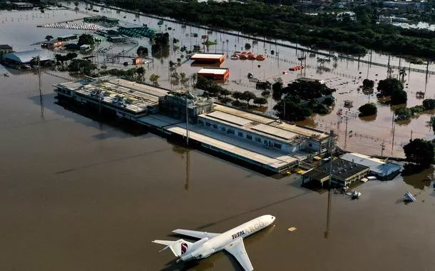 Aeroporto de Porto Alegre vai retomar operações em outubro após enchentes