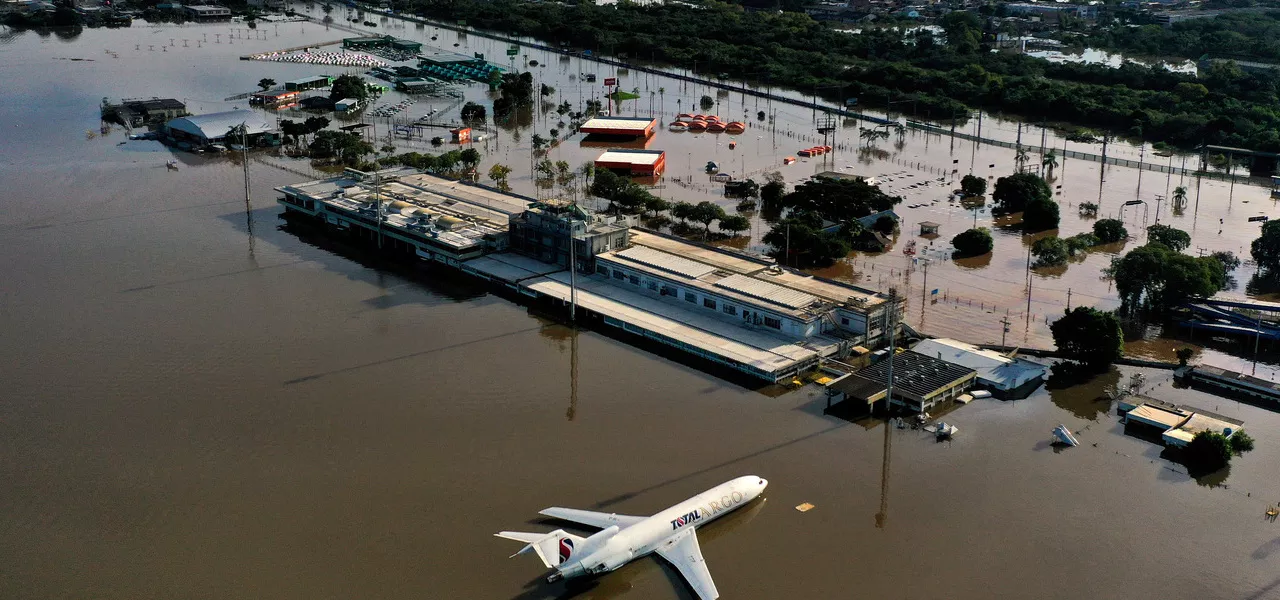 Avião de carga em aeroporto Salgado Filho, em Porto Alegre
 7/5/2024   REUTERS/Wesley Santos