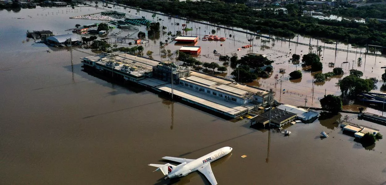 Avião de carga em aeroporto Salgado Filho, em Porto Alegre
7/5/2024