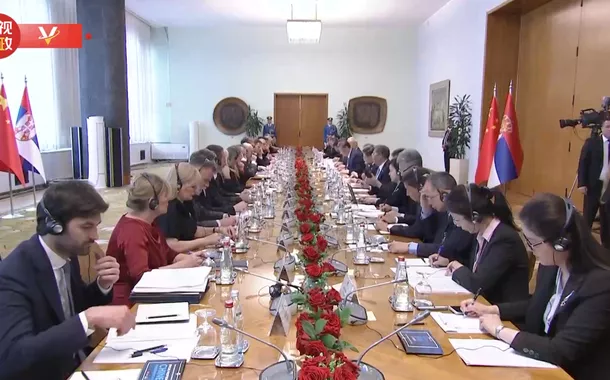 Xi Jinping e presidente sérvio mantêm conversas em Belgrado