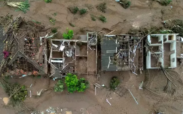 Casas destruídas pelas enchentes em Jacarezinho (RS)