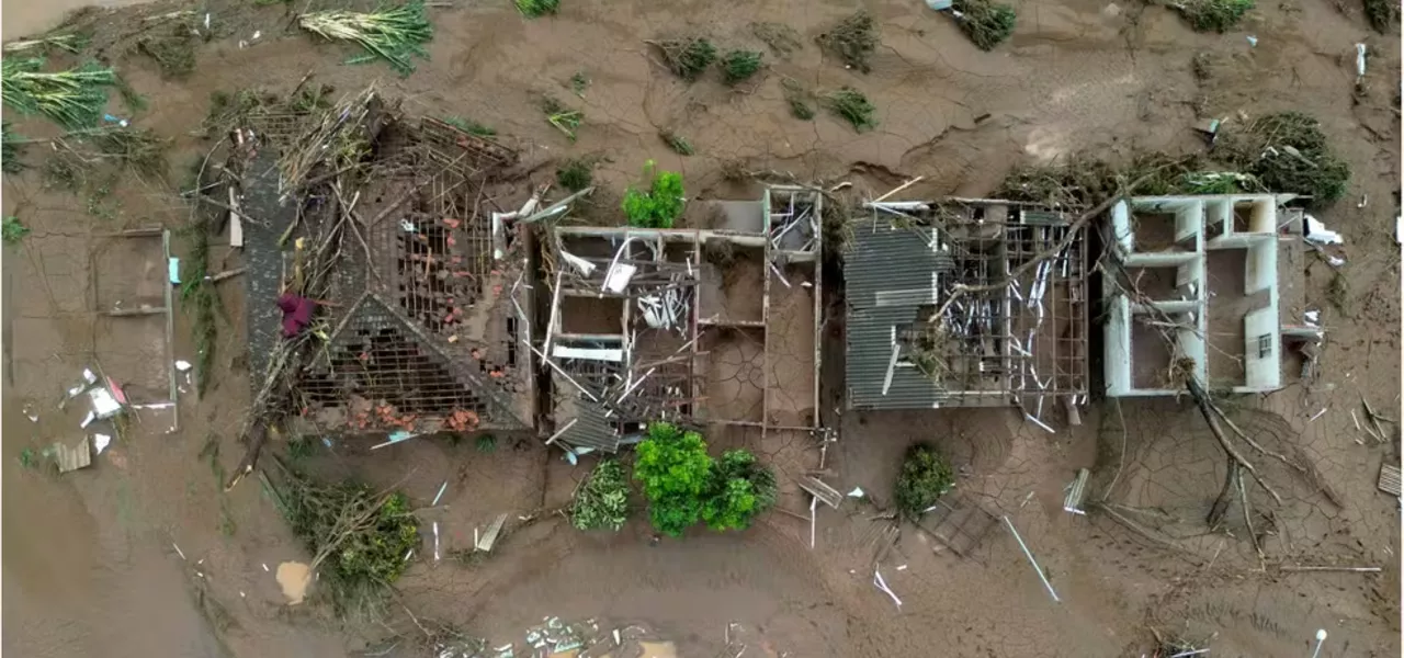 Casas destruídas pelas enchentes em Jacarezinho (RS)