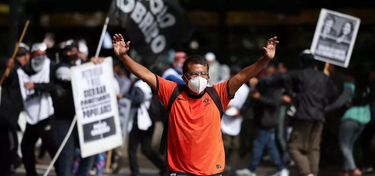 Manifestantes protestam contra plano econômico do presidente Javier Milei, em Buenos Aires 10/04/2024