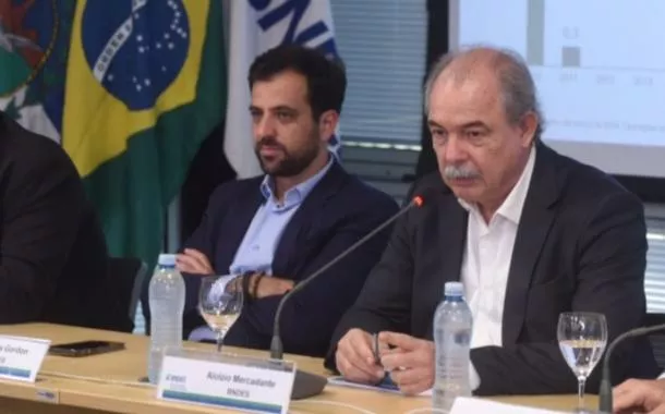 José Luis Gordon (braços cruzados) e o presidente do BNDES, Aloizio Mercadante