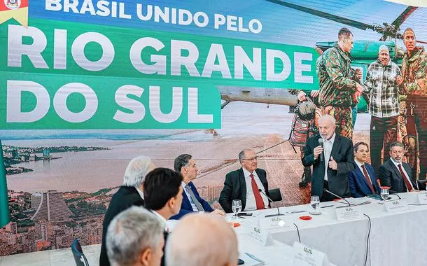 Lula ao microfone junto com outras lideranças