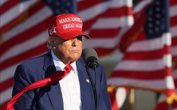 Ex-presidente Donald Trump em evento de campanha em Freeland, Michigan, EUA
