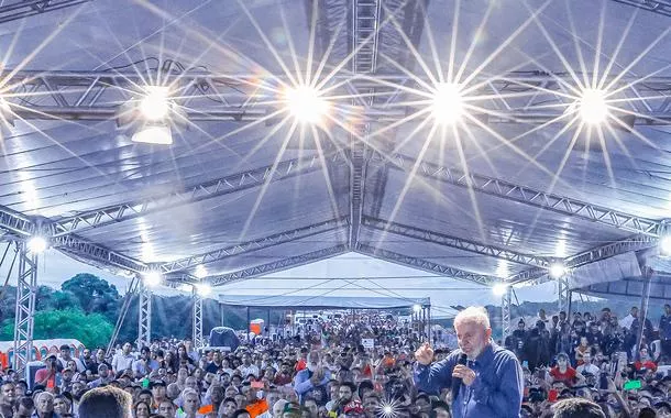 Lula com outras lideranças e apoiadores em Alagoas