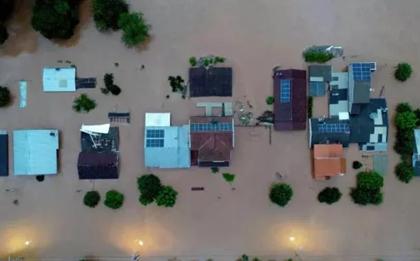 Casas inundadas perto do rio Taquari, na cidade de Encantado, no Rio Grande do Sul