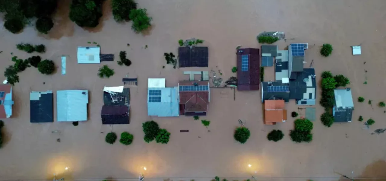 Casas inundadas perto do rio Taquari, na cidade de Encantado, no Rio Grande do Sul