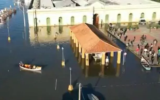 Água da Lagoa dos Patos invade Rio Grande e causa transtornos a moradores