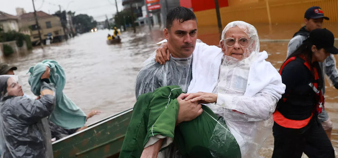 Resgaste em meio a enchente em Porto Alegre (RS)