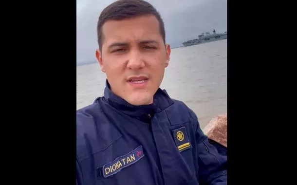 Membro da Marinha anunciando a chegada de um mega navio para ajudar a população do Rio Grande do Sul