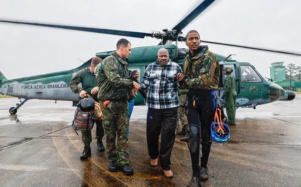 Exército afasta militares que divulgaram notícias falsas sobre alarme de evacuação em Canoas