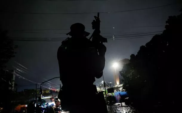 Policial segura arma durante patrulha noturna de barco em Porto Alegre, no Rio Grande do Sul
12/05/2024
REUTERS/Adriano Machado