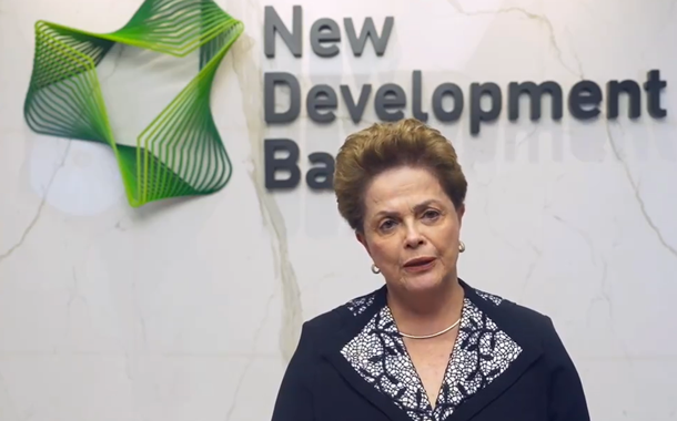 Dilma critica dependência do dólar e defende papel do Estado na economia