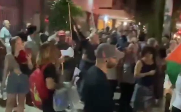 Árabes e judeus se unem e protestam juntos na porta da Hebraica do Rio contra o genocídio praticado por Israel