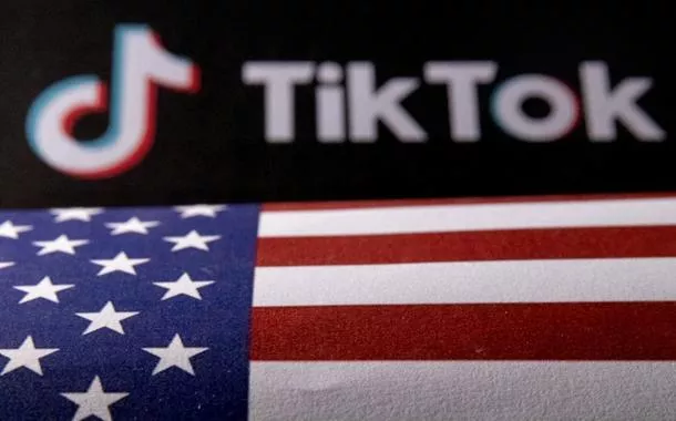 Logo do TikTok e bandeira dos Estados Unidos