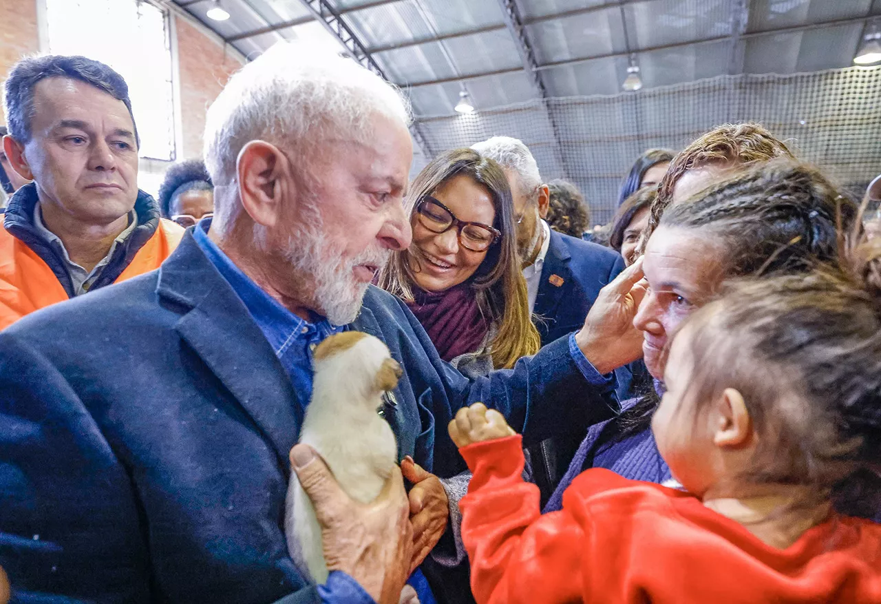 Lula visita abrigo no Rio Grande do Sul