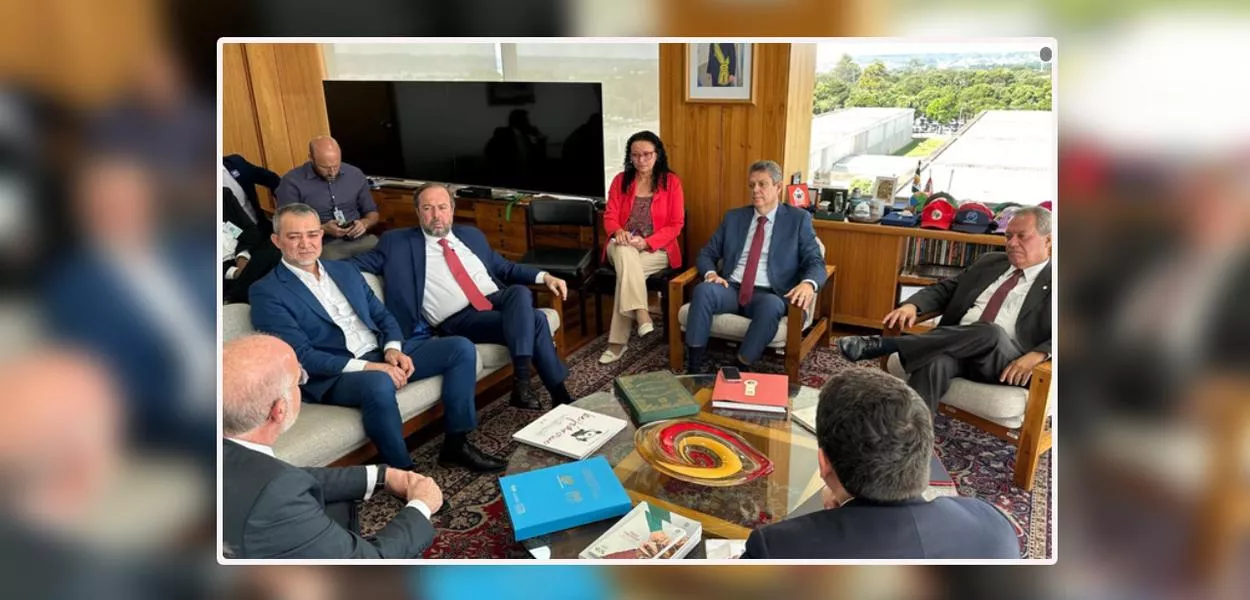 Reunião entre lideranças para discutir ajuda ao povo do Rio Grande do Sul