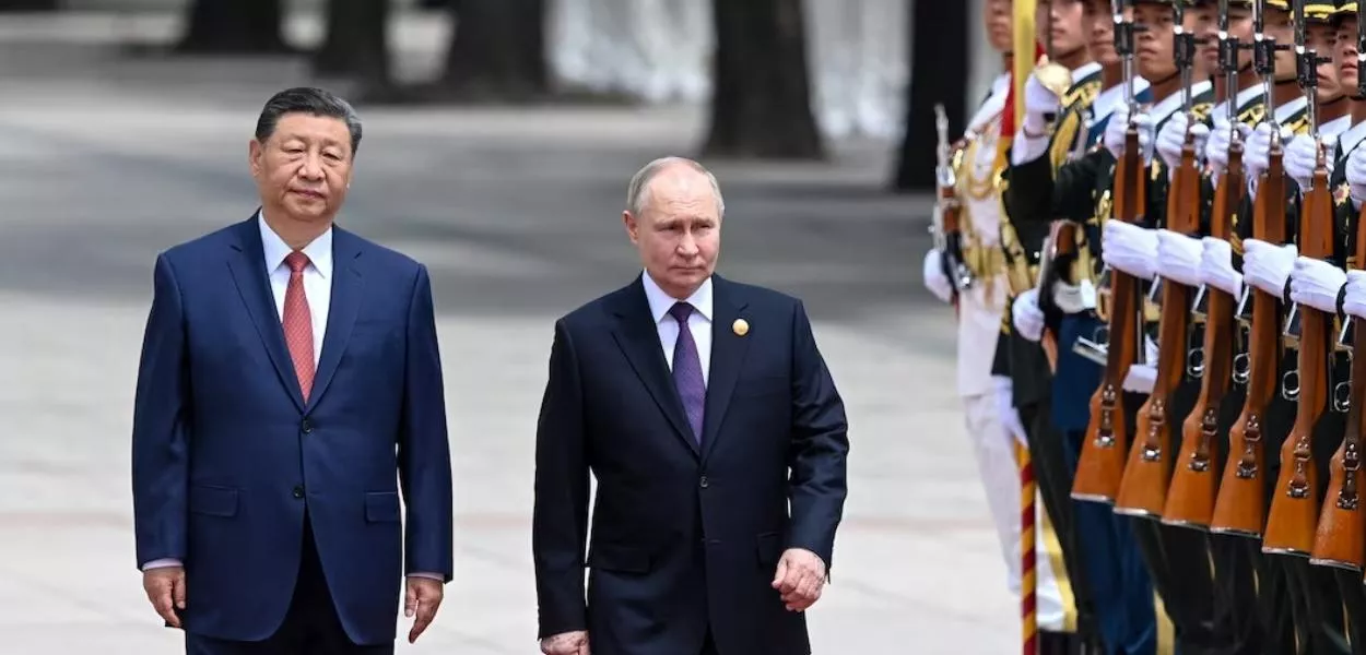 O Presidente da Rússia, Vladimir Putin, e o Presidente da China, Xi Jinping, participam de uma cerimônia oficial de boas-vindas em Pequim, China, em 16 de maio de 2024.