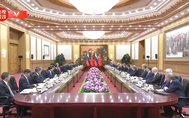 Xi Jinping reúne-se com Putin em Beijing