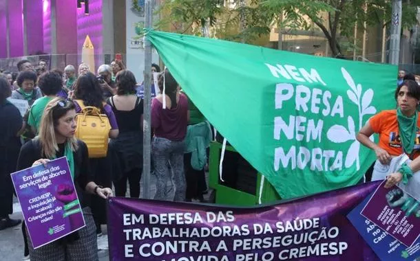 Manifestantes em SP acusam Cremesp de criminalizar aborto legal