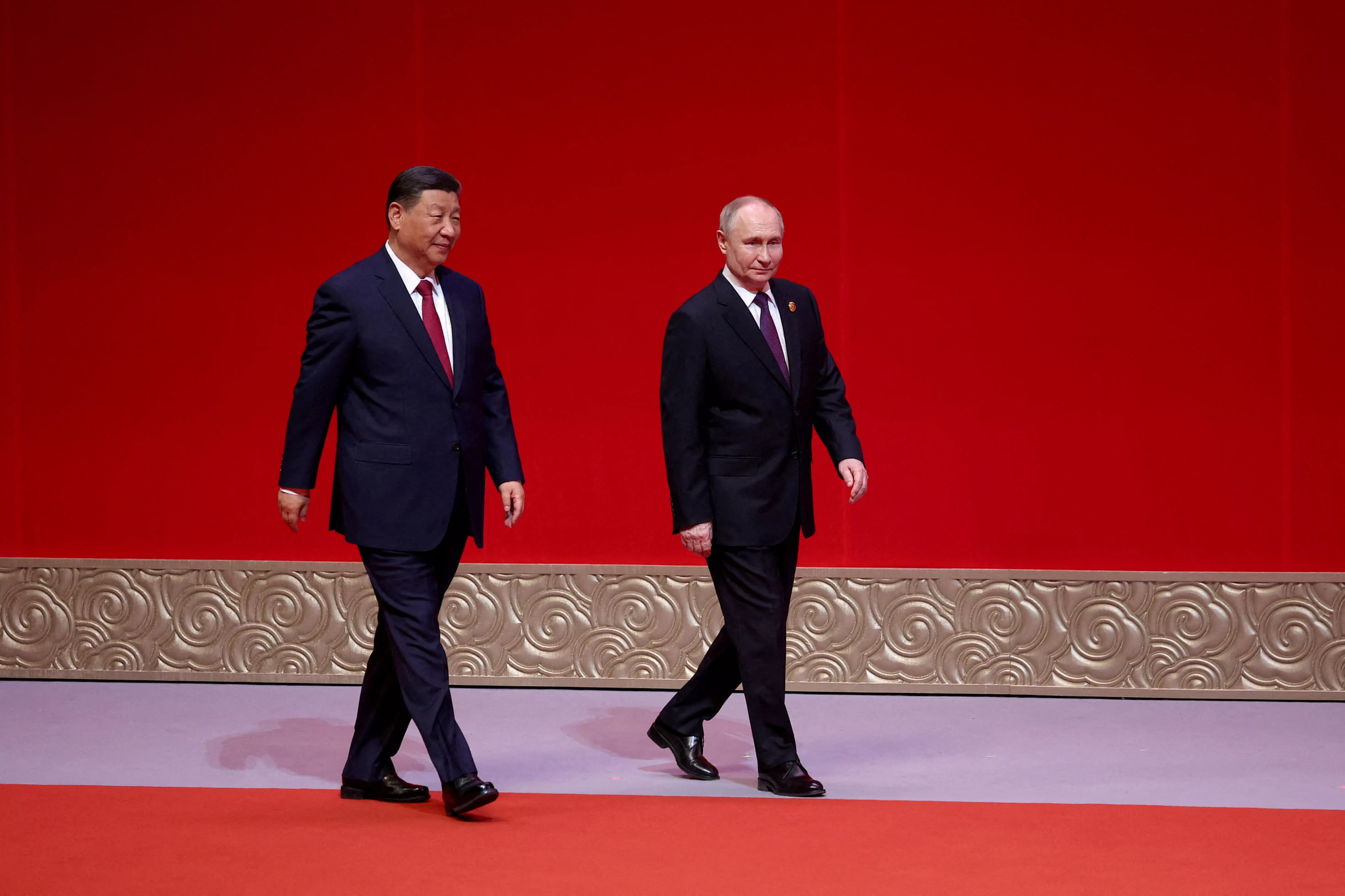 Presidentes da China, Xi Jinping (à esq.), e da Rússia, Vladimir Putin