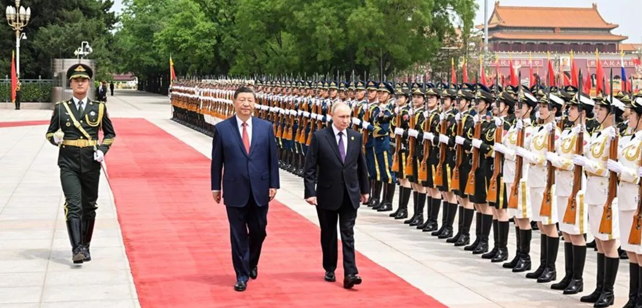 Xi Jinping e Vladimir Putin passam tropas em revista na chegada do líder russo a Pequim