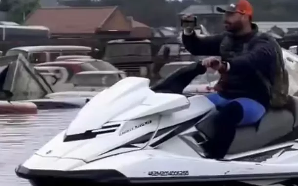 Eduardo Bolsonaro grava vídeo pilotando jet-ski no RS e internautas detonam