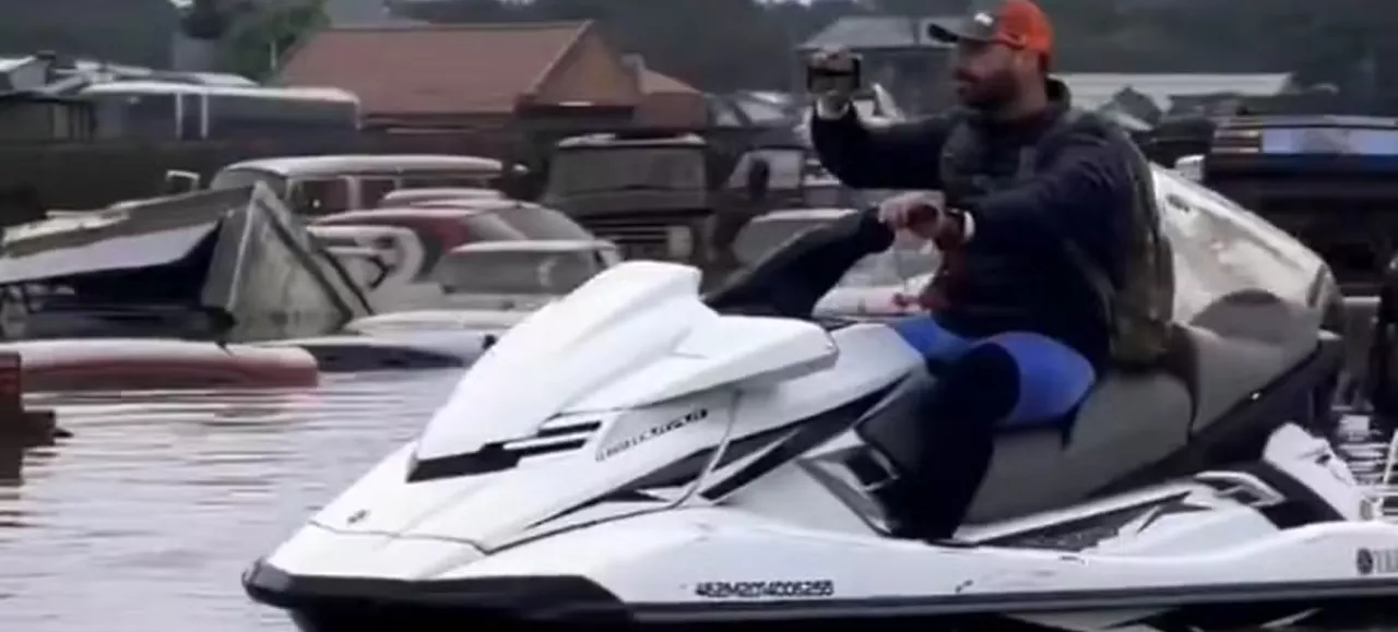 Eduardo Bolsonaro pilota jet-ski em meio a enchente em Eldorado do Sul (RS)