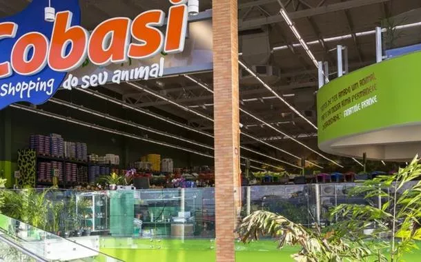 Pets morrem afogados durante enchente em loja da Cobasi em Porto Alegre; empresa é acusada de negligência