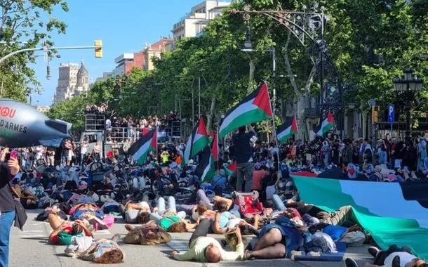 Manifestantes simulam bombas e homenageiam palestinos durante ato em Barcelona