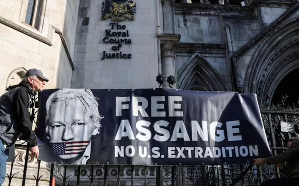 Manifestantes pedem liberdade a Julian Assange