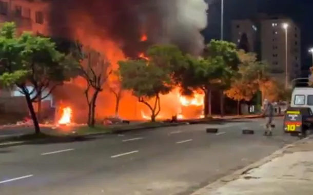 Grupo ateia fogo em ônibus em Porto Alegre (vídeo)