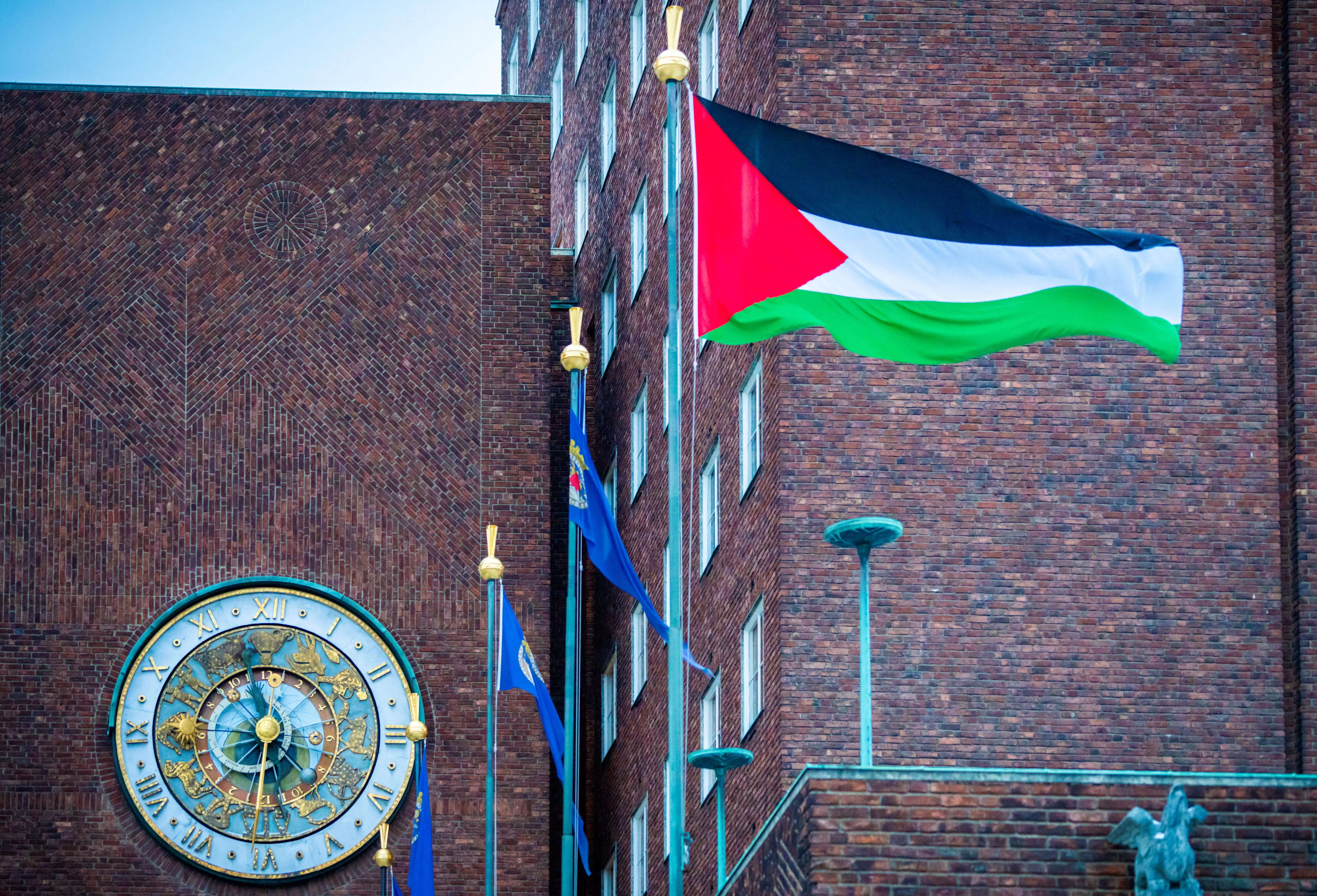 Bandeira da Palestina é hasteada na Prefeitura de Oslo, Noruega 