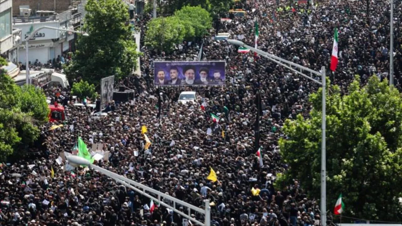 Milhões de pessoas participam do funeral de Ebrahim Raisi, em Teerã 