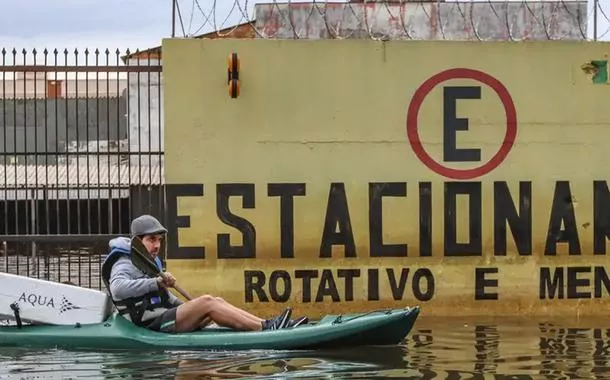 Prefeitura de Porto Alegre reabre comportas do Cais Mauá com redução do nível do Guaíba