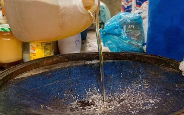 Uso de óleo de cozinha em produção de biodiesel evitou contaminação de 750 bilhões de litros de água em seis anos no Paraná