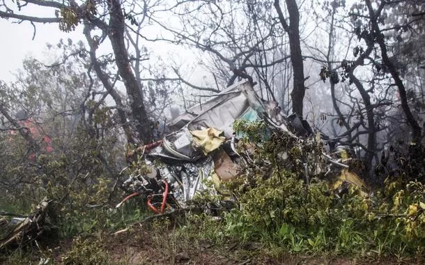 Destroços do helicóptero do presidente iraniano Ebrahim Raisi no local do acidente em uma montanha na área de Varzaghan, noroeste do Irã, 20 de maio de 2024