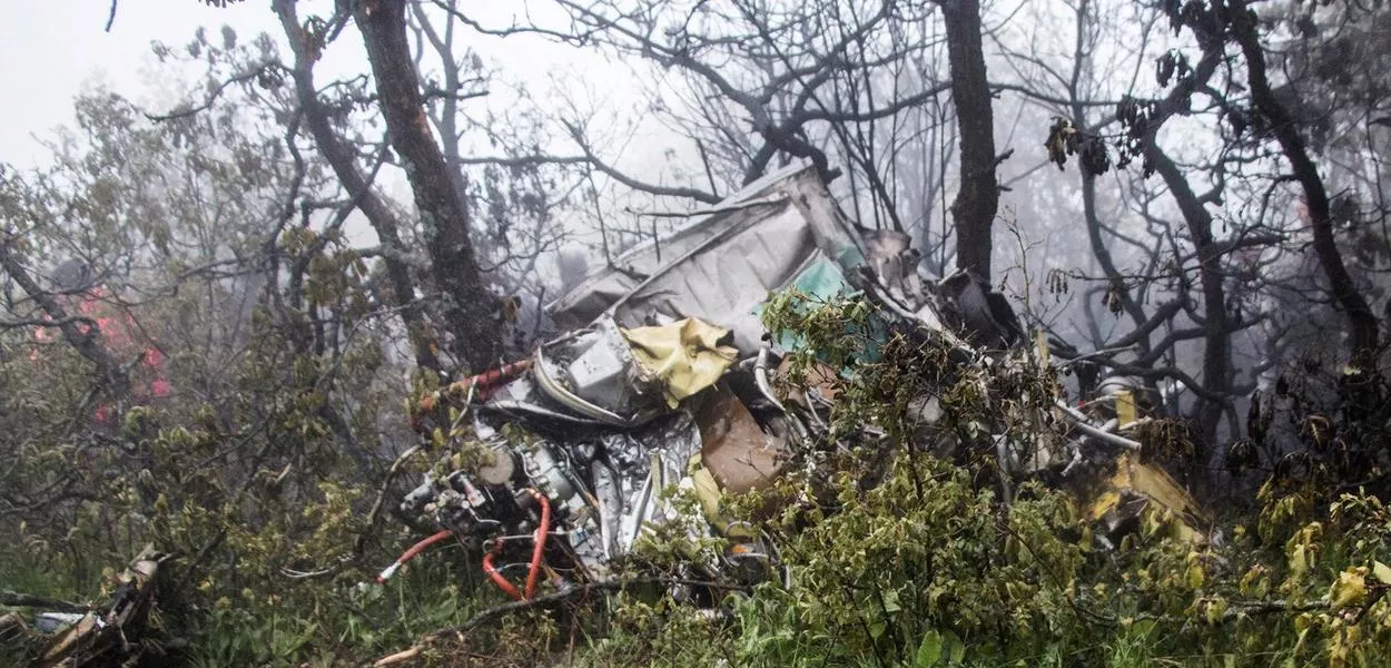 Destroços do helicóptero do presidente iraniano Ebrahim Raisi no local do acidente em uma montanha na área de Varzaghan, noroeste do Irã, 20 de maio de 2024