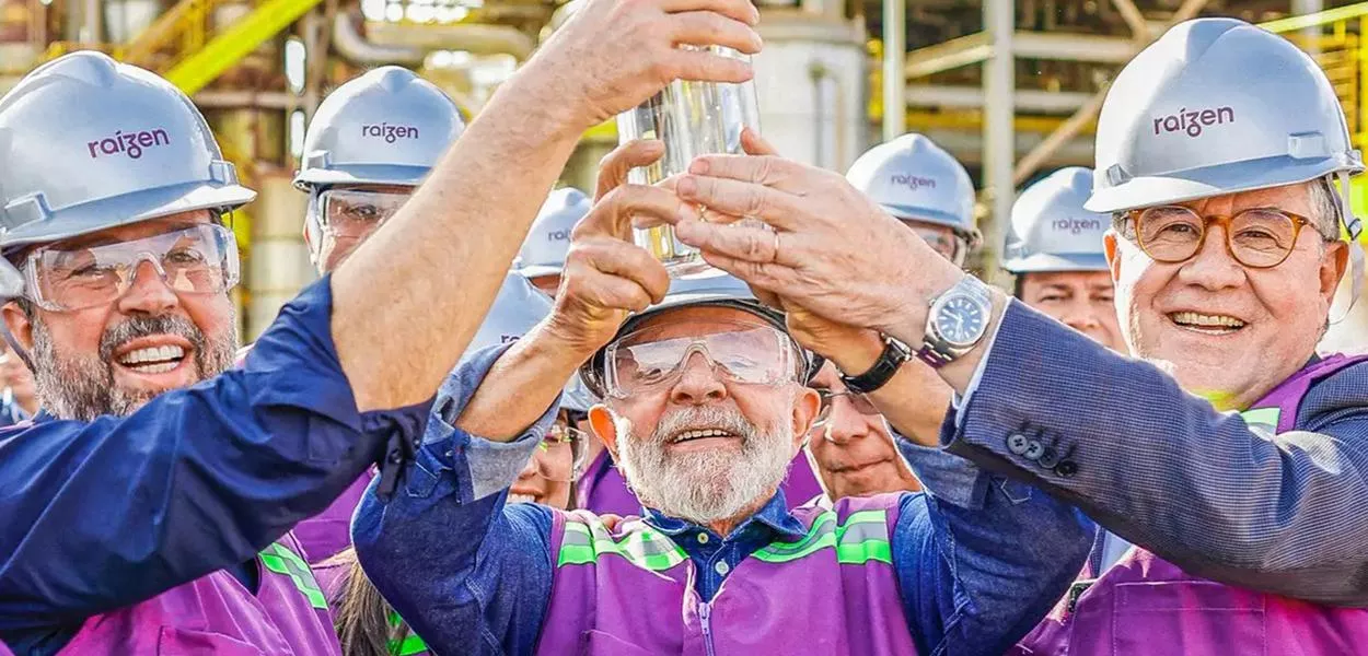 Lula com outras lideranças no estado de SP