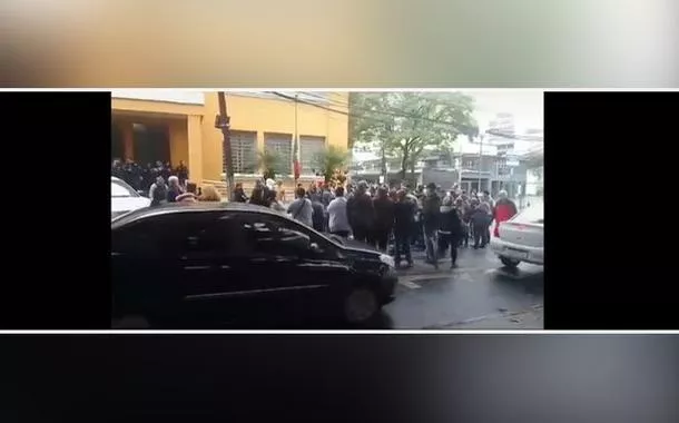 População protesta em frente ao prédio da Prefeitura de Canoas, no Rio Grande do Sul (vídeo)
