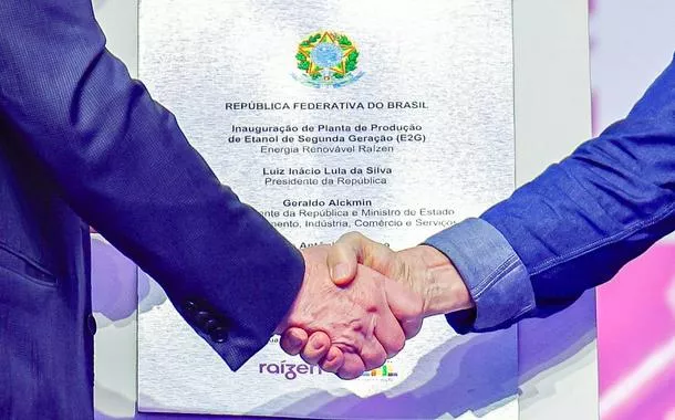 Lula e Rubens Ometto apertam as mãos em inauguração de usina da Raízen