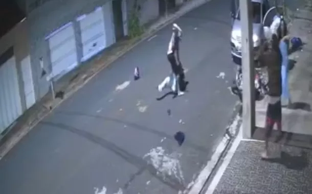 Casal reage a assalto e dá surra em dois homens (vídeo)