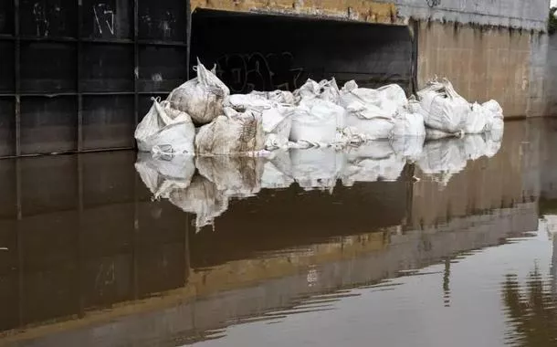 Prefeitura de Porto Alegre fecha três comportas após Guaíba se aproximar da cota de inundação
