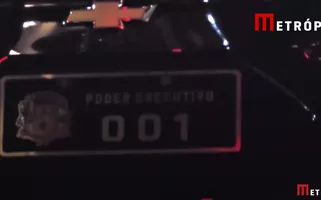 Poder Executivo 001, placa que identifica os carros oficiais dos prefeitos, na porta da Boate